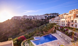 Apartamento de lujo reformado en venta, con vistas al mar, situado en un complejo de lujo de Los Monteros, Marbella 47528 