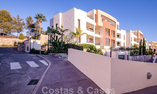 Apartamento de lujo reformado en venta, con vistas al mar, situado en un complejo de lujo de Los Monteros, Marbella 47529 