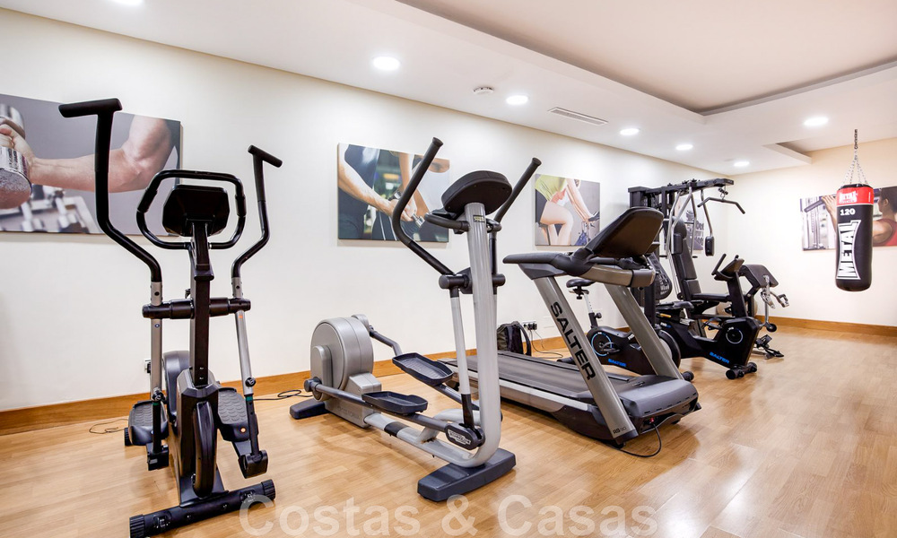 Apartamento de lujo reformado en venta, con vistas al mar, situado en un complejo de lujo de Los Monteros, Marbella 47531