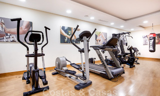 Apartamento de lujo reformado en venta, con vistas al mar, situado en un complejo de lujo de Los Monteros, Marbella 47531 