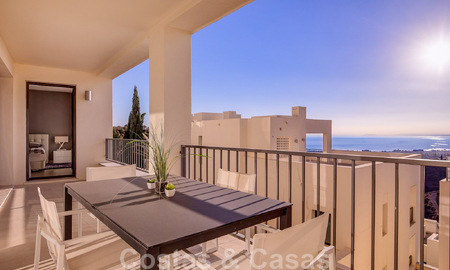 Apartamento de lujo reformado en venta, con vistas al mar, situado en un complejo de lujo de Los Monteros, Marbella 47533