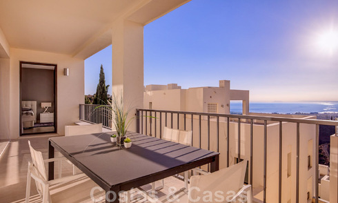 Apartamento de lujo reformado en venta, con vistas al mar, situado en un complejo de lujo de Los Monteros, Marbella 47533