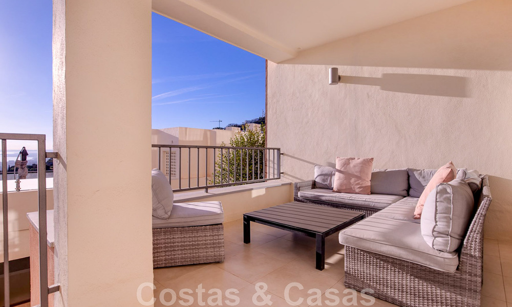 Apartamento de lujo reformado en venta, con vistas al mar, situado en un complejo de lujo de Los Monteros, Marbella 47534