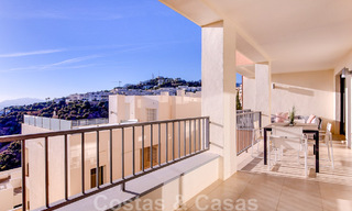 Apartamento de lujo reformado en venta, con vistas al mar, situado en un complejo de lujo de Los Monteros, Marbella 47535 