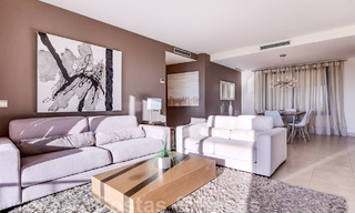 Apartamento de lujo reformado en venta, con vistas al mar, situado en un complejo de lujo de Los Monteros, Marbella 47536 
