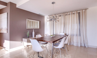Apartamento de lujo reformado en venta, con vistas al mar, situado en un complejo de lujo de Los Monteros, Marbella 47537 