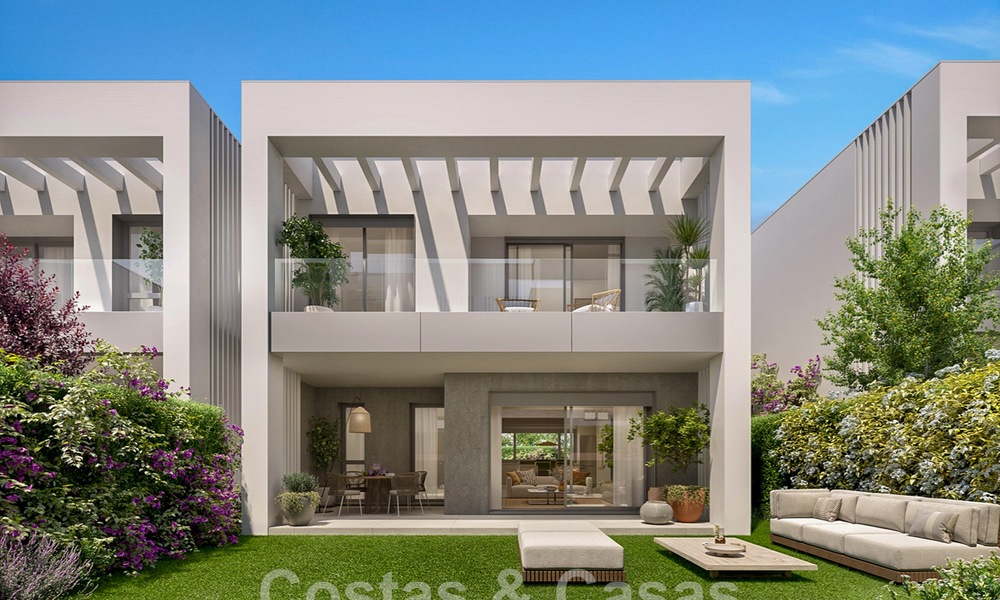 Nuevas casas adosadas de diseño en venta, a dos pasos de la playa en Elviria al este del centro de Marbella 47340