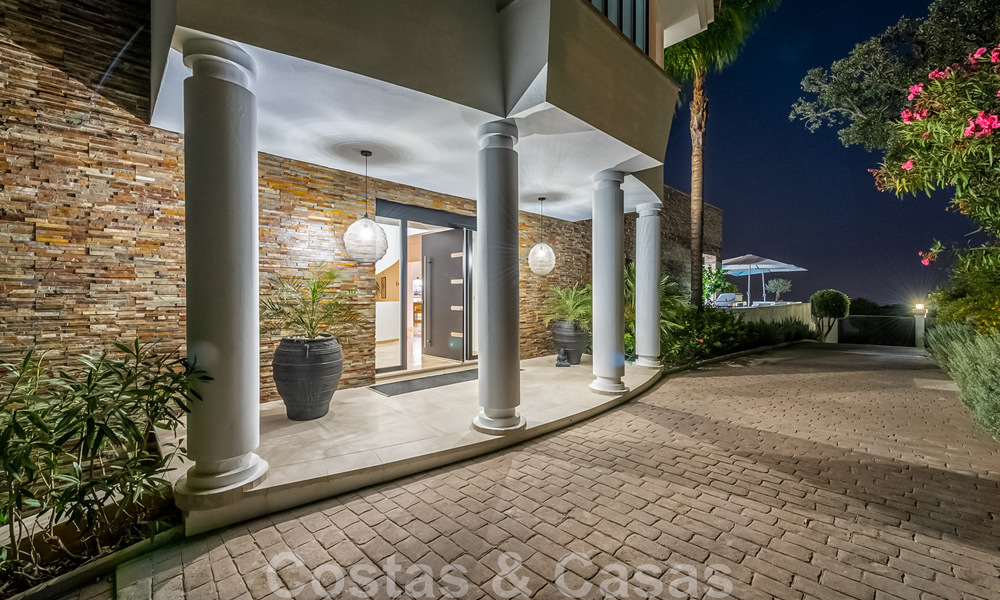 Villa independiente, andaluza en venta con vistas panorámicas a la montaña y al mar en una exclusiva urbanización en Marbella Este 47344