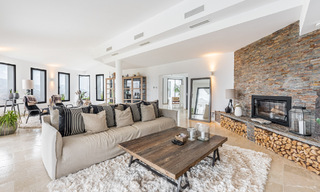 Villa independiente, andaluza en venta con vistas panorámicas a la montaña y al mar en una exclusiva urbanización en Marbella Este 47345 