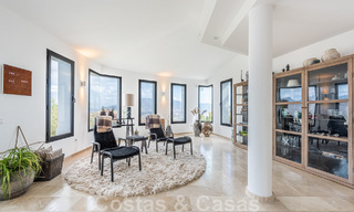 Villa independiente, andaluza en venta con vistas panorámicas a la montaña y al mar en una exclusiva urbanización en Marbella Este 47346 