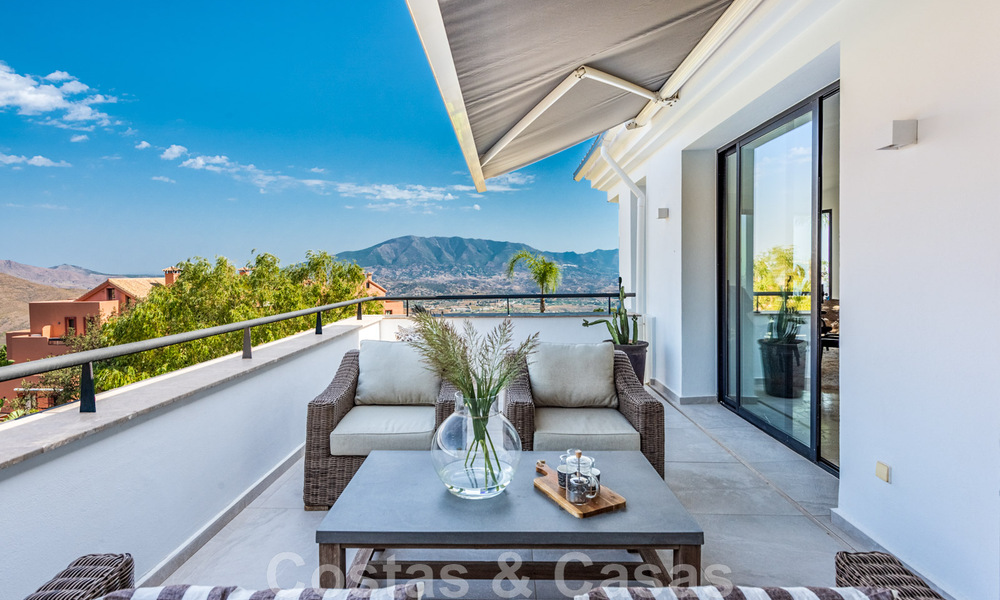 Villa independiente, andaluza en venta con vistas panorámicas a la montaña y al mar en una exclusiva urbanización en Marbella Este 47348