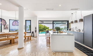 Villa independiente, andaluza en venta con vistas panorámicas a la montaña y al mar en una exclusiva urbanización en Marbella Este 47349 