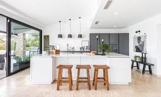 Villa independiente, andaluza en venta con vistas panorámicas a la montaña y al mar en una exclusiva urbanización en Marbella Este 47350 