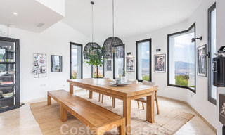 Villa independiente, andaluza en venta con vistas panorámicas a la montaña y al mar en una exclusiva urbanización en Marbella Este 47351 