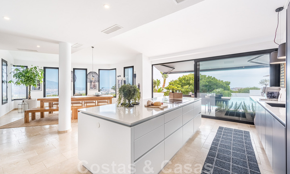 Villa independiente, andaluza en venta con vistas panorámicas a la montaña y al mar en una exclusiva urbanización en Marbella Este 47352