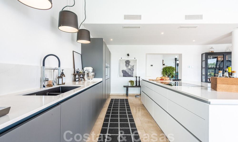 Villa independiente, andaluza en venta con vistas panorámicas a la montaña y al mar en una exclusiva urbanización en Marbella Este 47353