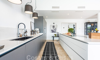 Villa independiente, andaluza en venta con vistas panorámicas a la montaña y al mar en una exclusiva urbanización en Marbella Este 47353 