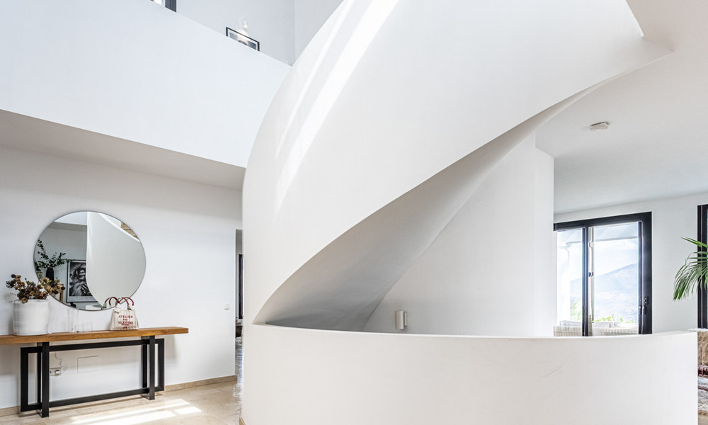 Villa independiente, andaluza en venta con vistas panorámicas a la montaña y al mar en una exclusiva urbanización en Marbella Este 47354