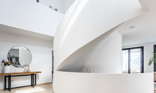 Villa independiente, andaluza en venta con vistas panorámicas a la montaña y al mar en una exclusiva urbanización en Marbella Este 47354 