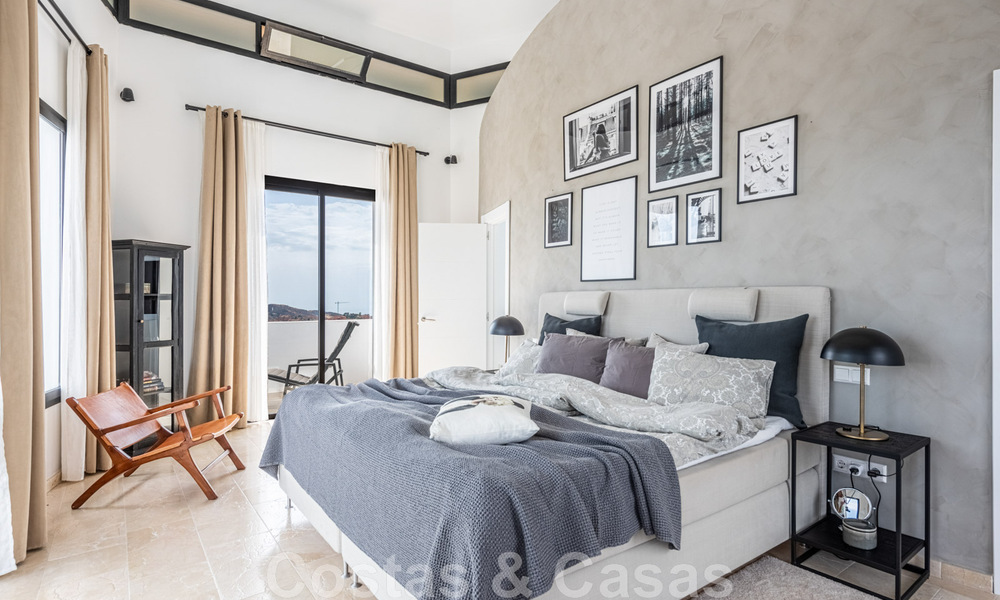 Villa independiente, andaluza en venta con vistas panorámicas a la montaña y al mar en una exclusiva urbanización en Marbella Este 47355
