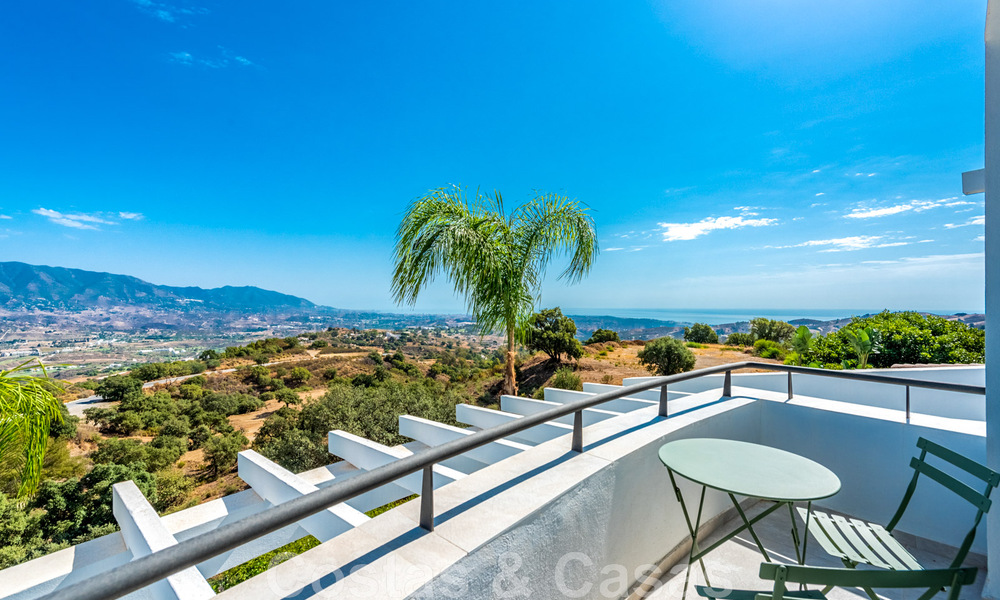 Villa independiente, andaluza en venta con vistas panorámicas a la montaña y al mar en una exclusiva urbanización en Marbella Este 47356