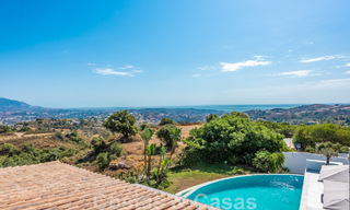 Villa independiente, andaluza en venta con vistas panorámicas a la montaña y al mar en una exclusiva urbanización en Marbella Este 47357 