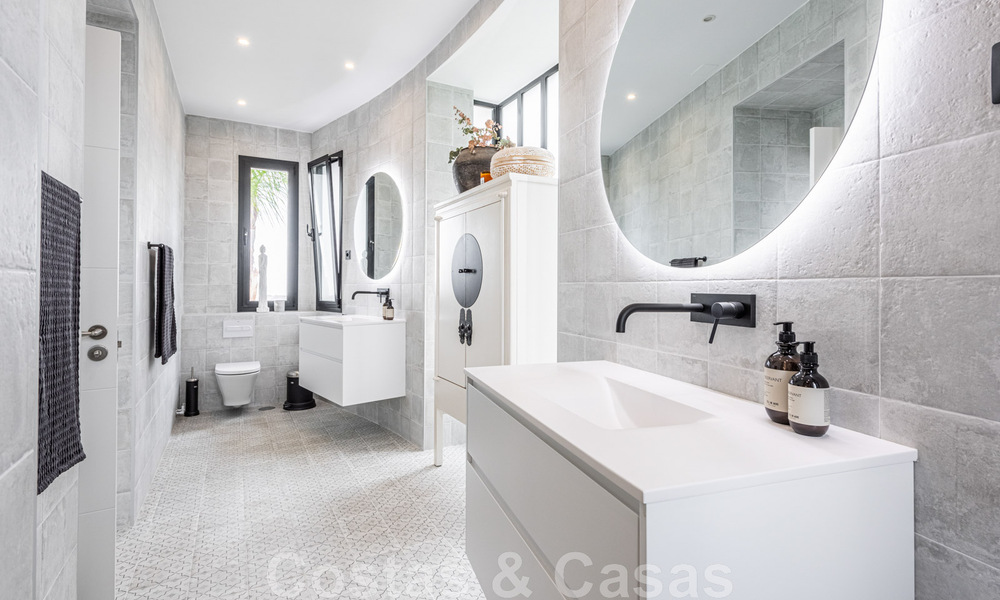 Villa independiente, andaluza en venta con vistas panorámicas a la montaña y al mar en una exclusiva urbanización en Marbella Este 47358