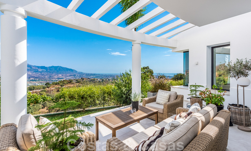 Villa independiente, andaluza en venta con vistas panorámicas a la montaña y al mar en una exclusiva urbanización en Marbella Este 47360