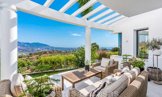 Villa independiente, andaluza en venta con vistas panorámicas a la montaña y al mar en una exclusiva urbanización en Marbella Este 47360 
