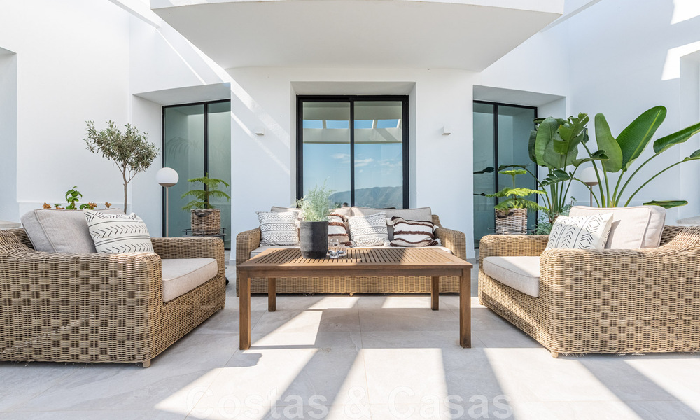 Villa independiente, andaluza en venta con vistas panorámicas a la montaña y al mar en una exclusiva urbanización en Marbella Este 47361