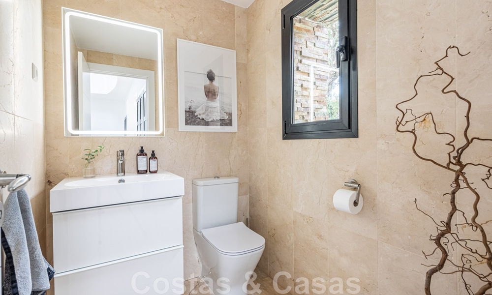 Villa independiente, andaluza en venta con vistas panorámicas a la montaña y al mar en una exclusiva urbanización en Marbella Este 47362