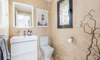 Villa independiente, andaluza en venta con vistas panorámicas a la montaña y al mar en una exclusiva urbanización en Marbella Este 47362 