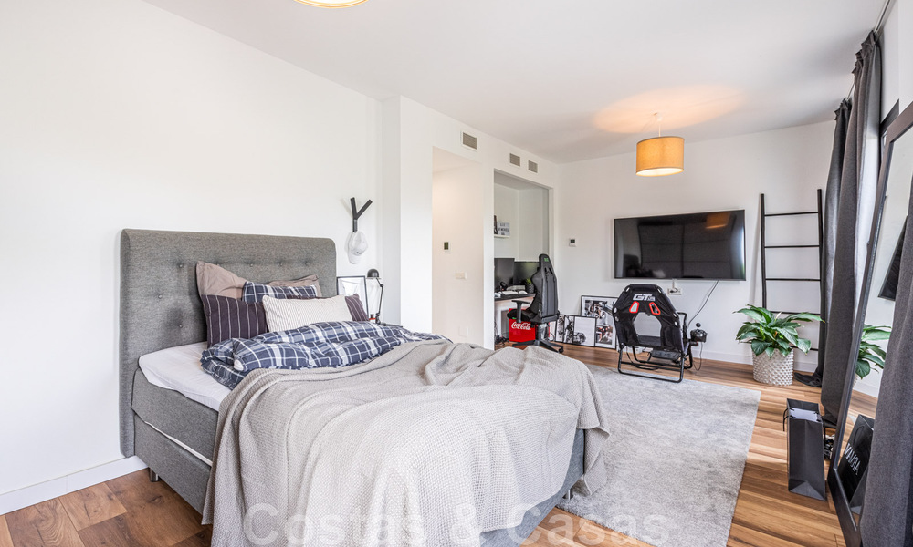 Villa independiente, andaluza en venta con vistas panorámicas a la montaña y al mar en una exclusiva urbanización en Marbella Este 47363