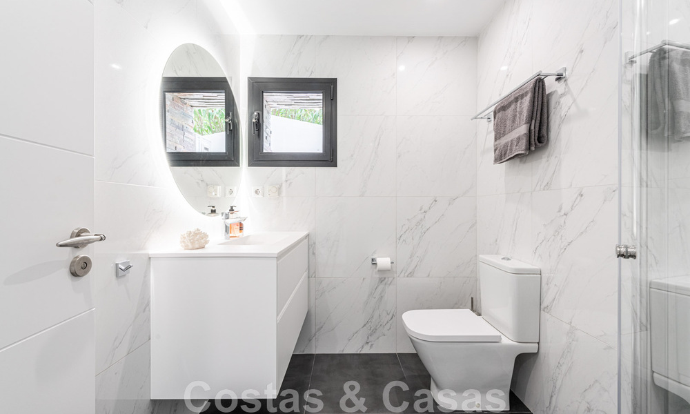 Villa independiente, andaluza en venta con vistas panorámicas a la montaña y al mar en una exclusiva urbanización en Marbella Este 47364