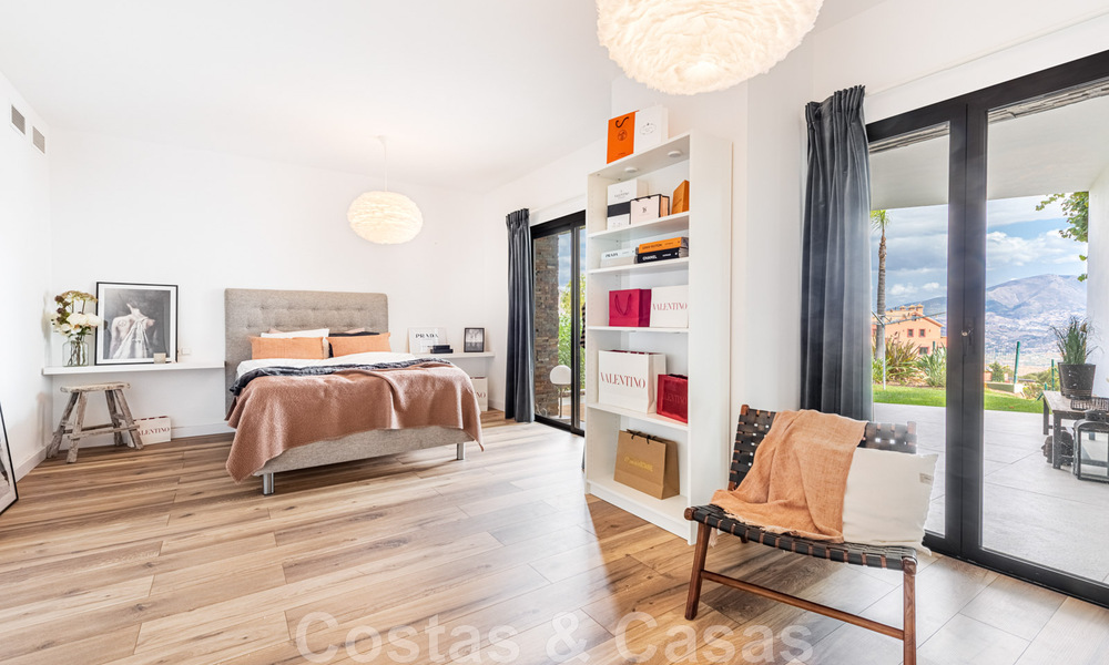 Villa independiente, andaluza en venta con vistas panorámicas a la montaña y al mar en una exclusiva urbanización en Marbella Este 47365
