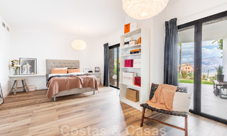 Villa independiente, andaluza en venta con vistas panorámicas a la montaña y al mar en una exclusiva urbanización en Marbella Este 47365 