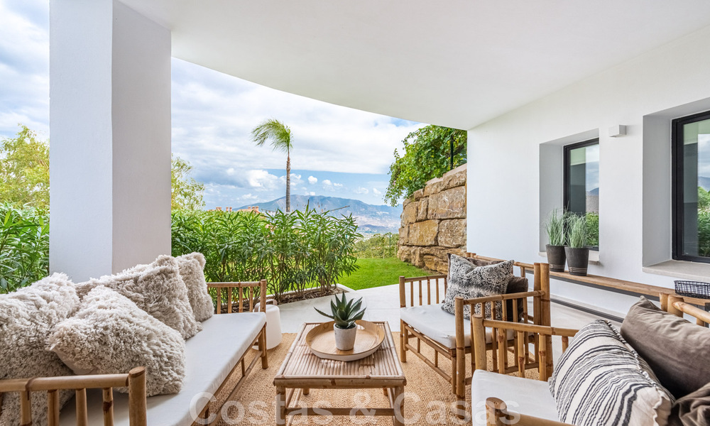 Villa independiente, andaluza en venta con vistas panorámicas a la montaña y al mar en una exclusiva urbanización en Marbella Este 47366