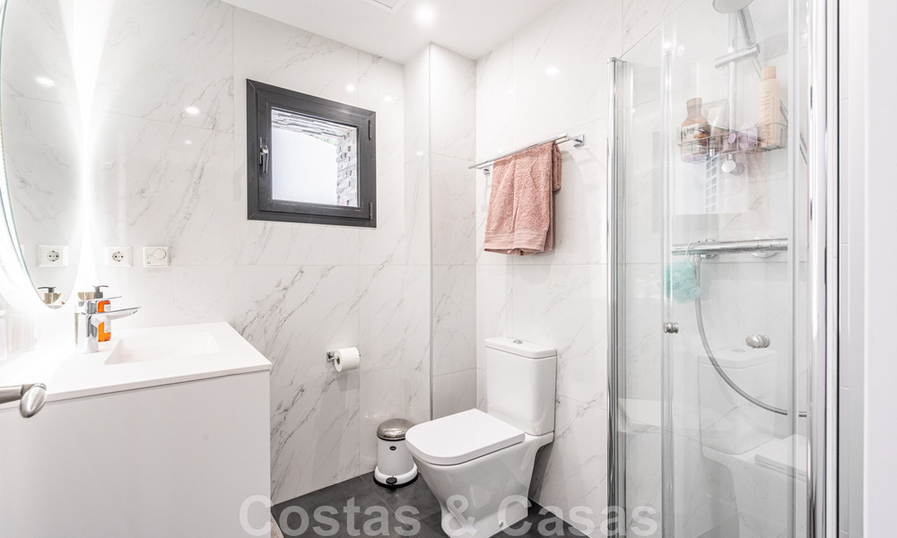 Villa independiente, andaluza en venta con vistas panorámicas a la montaña y al mar en una exclusiva urbanización en Marbella Este 47367