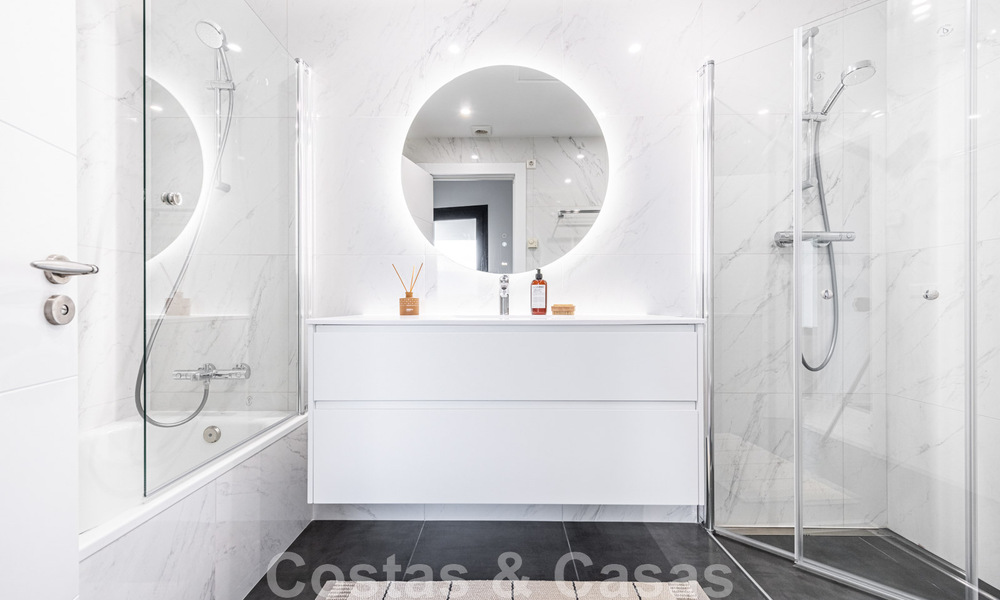 Villa independiente, andaluza en venta con vistas panorámicas a la montaña y al mar en una exclusiva urbanización en Marbella Este 47370