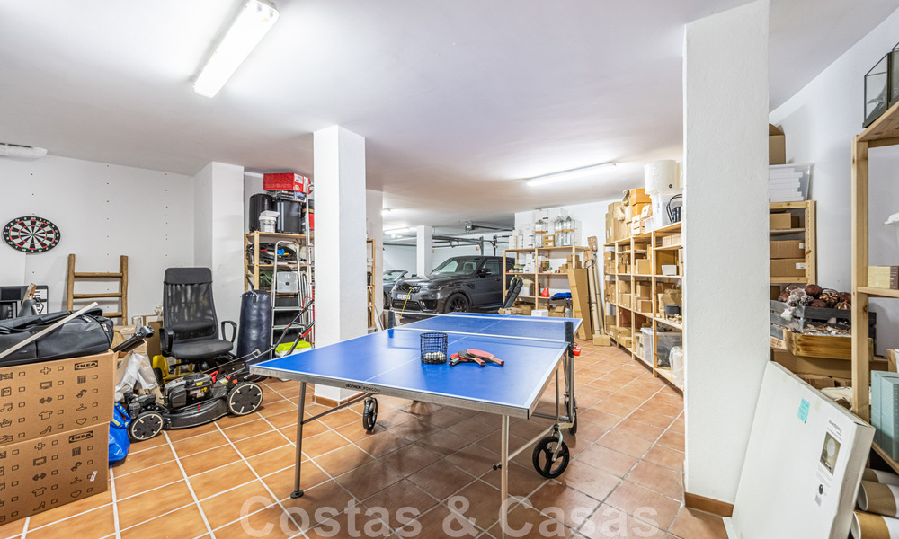 Villa independiente, andaluza en venta con vistas panorámicas a la montaña y al mar en una exclusiva urbanización en Marbella Este 47371