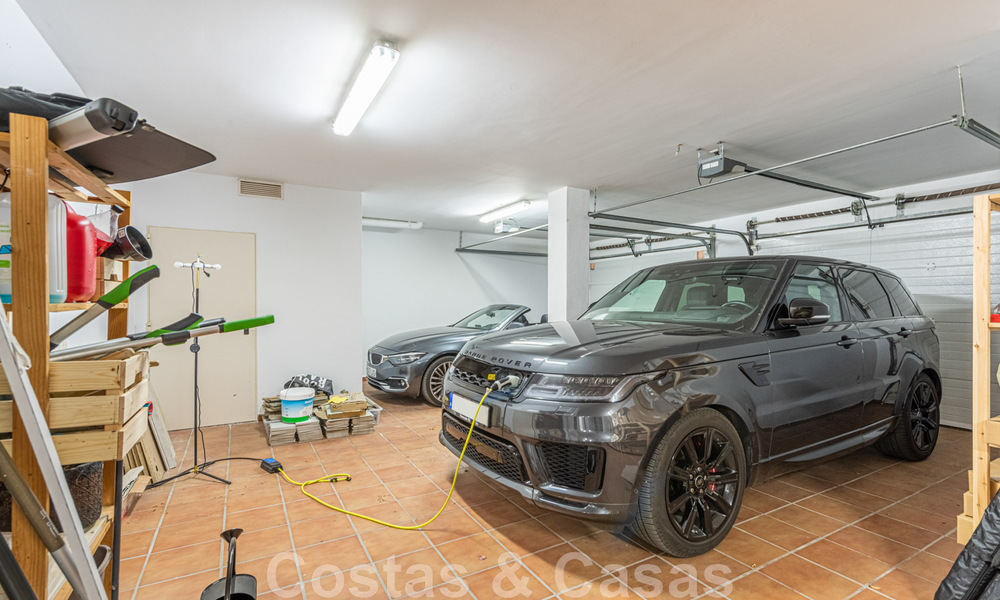 Villa independiente, andaluza en venta con vistas panorámicas a la montaña y al mar en una exclusiva urbanización en Marbella Este 47372