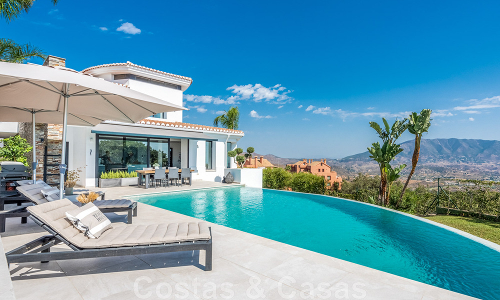 Villa independiente, andaluza en venta con vistas panorámicas a la montaña y al mar en una exclusiva urbanización en Marbella Este 47373