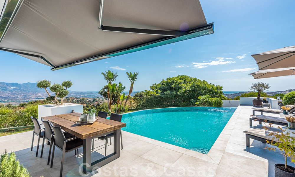 Villa independiente, andaluza en venta con vistas panorámicas a la montaña y al mar en una exclusiva urbanización en Marbella Este 47374