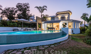 Villa independiente, andaluza en venta con vistas panorámicas a la montaña y al mar en una exclusiva urbanización en Marbella Este 47375 