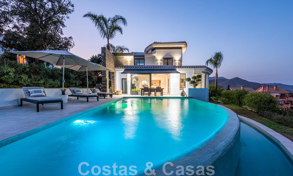 Villa independiente, andaluza en venta con vistas panorámicas a la montaña y al mar en una exclusiva urbanización en Marbella Este 47376