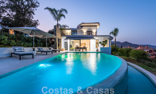 Villa independiente, andaluza en venta con vistas panorámicas a la montaña y al mar en una exclusiva urbanización en Marbella Este 47376 