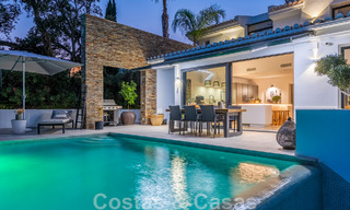 Villa independiente, andaluza en venta con vistas panorámicas a la montaña y al mar en una exclusiva urbanización en Marbella Este 47377 