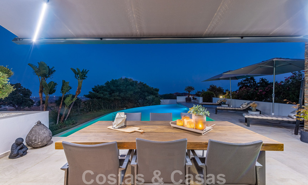 Villa independiente, andaluza en venta con vistas panorámicas a la montaña y al mar en una exclusiva urbanización en Marbella Este 47378