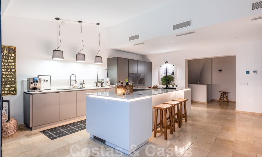 Villa independiente, andaluza en venta con vistas panorámicas a la montaña y al mar en una exclusiva urbanización en Marbella Este 47379