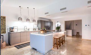 Villa independiente, andaluza en venta con vistas panorámicas a la montaña y al mar en una exclusiva urbanización en Marbella Este 47379 